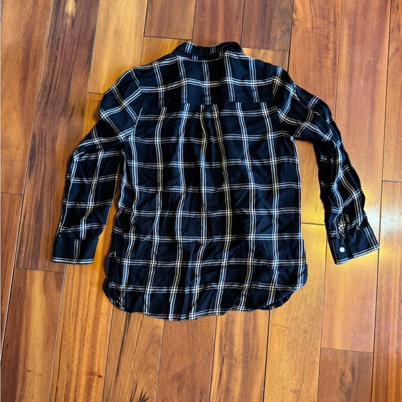 Old Navy XS Casual Women’s Button Down Shirts with Soft Fabric and Relaxed Fit - Picture 4 of 7